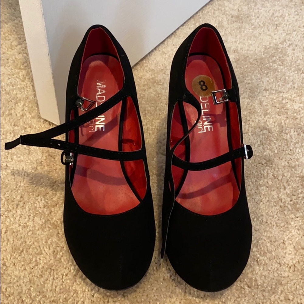 Black pumps